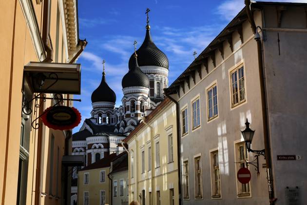 Blick auf die Alexander-Newski-Kathedrale durch eine Tallinner Straßenansicht, Tallinn, null, Estland View of Alexander Nevsky Cathedral through a Tallinn street view, Tallinn, zero, Estonia Copyright: imageBROKER RolandxMarske iblrdm15541043.jpg