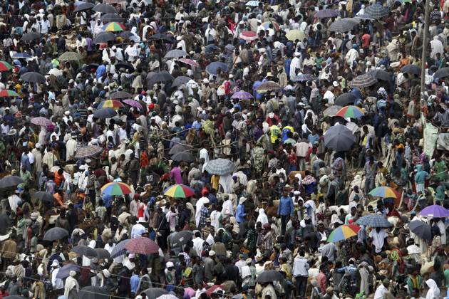 Dichte Menschenmenge mit bunten Schirmen auf einem belebten Markt, Lalibela, Äthiopien Dense crowd with colorful umbrellas at a busy market, Lalibela, Ethiopia Copyright: imageBROKER RolandxMarske iblrdm15564297.jpg