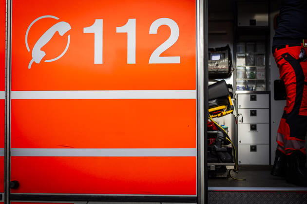 Symbolbild Rettungsdienst. Blick in einen Rettungswagen. Man sieht die Kopfstütze der Trage und ein paar Schränke und Schubladen. Außen ist das Fahrzeug mit der Telefonnummer 112 für den Notruf beklebt. Rettungsdienstliche Versorgung in Deutschland ist die professionelle präklinische medizinische Hilfe bei lebensbedrohlichen Notfällen (Unfälle, Herzinfarkt, Schlaganfall etc.) über die europaweite Notrufnummer 112, die qualifiziertes Personal (Notfallsanitäter, Notärzte) mit spezialisierten Fahrzeugen (Rettungswagen, Notarztwagen) zu Patienten bringt, um Erste Hilfe zu leisten, zu stabilisieren und in geeignete Krankenhäuser zu transportieren 23.01.2026 Rettungsdienst 112 Notruf