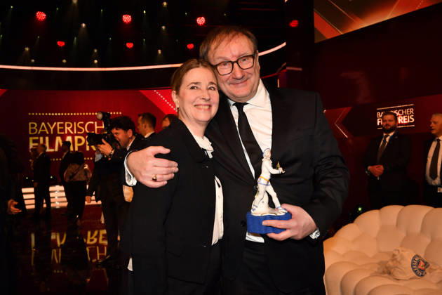 Rainer Bock mit Begleitung 47. Bayerischer Filmpreis Preis, Auszeichnung Party Prinzregententheater München 23. Januar 2026