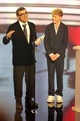 Bayerischer Filmpreis 2025 Regisseur Fatih Akin und Amrum-Hauptdarsteller Jasper Billerbeck bei der Dankesrede für ihren Gewinn in der Kategorie Bester Film. Verleihung des 47. Bayerischen Filmpreises am 23.01.2026 im Prinzregententheater in München. Bayern, Deutschland. Der Bayerische Filmpreis wird seit 1979 von der Bayerischen Staatsregierung verliehen, um die Bedeutung des Kinofilms als Kulturgut herauszustellen.