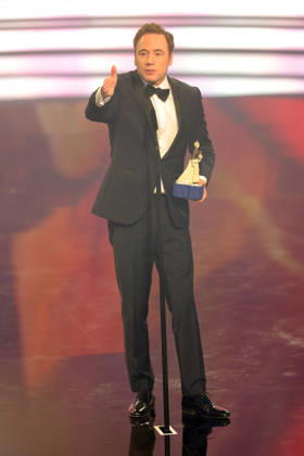 Bayerischer Filmpreis 2025 Michael Bully Herbig mit seinem Pierrot in der Hand während seiner Dankesrede für seinen Preis für den Erfolgreichsten Film Das Kanu des Manitu. Verleihung des 47. Bayerischen Filmpreises am 23.01.2026 im Prinzregententheater in München. Bayern, Deutschland. Der Bayerische Filmpreis wird seit 1979 von der Bayerischen Staatsregierung verliehen, um die Bedeutung des Kinofilms als Kulturgut herauszustellen.