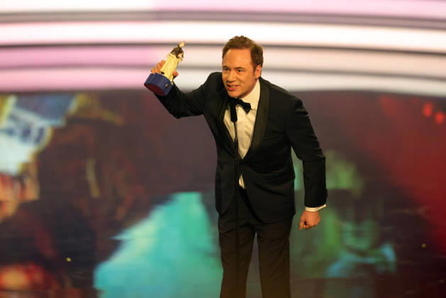 Bayerischer Filmpreis 2025 Michael Bully Herbig mit seinem Pierrot in der Hand während seiner Dankesrede für seinen Preis für den Erfolgreichsten Film Das Kanu des Manitu. Verleihung des 47. Bayerischen Filmpreises am 23.01.2026 im Prinzregententheater in München. Bayern, Deutschland. Der Bayerische Filmpreis wird seit 1979 von der Bayerischen Staatsregierung verliehen, um die Bedeutung des Kinofilms als Kulturgut herauszustellen.