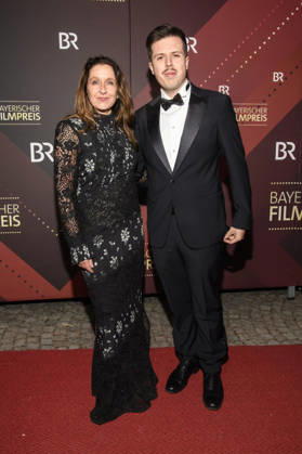 Barbara Philipp mit Begleitung bei der Verleihung des 47. Bayerischen Filmpreises 2025 im Prinzregententheater. München, 23.01.2026