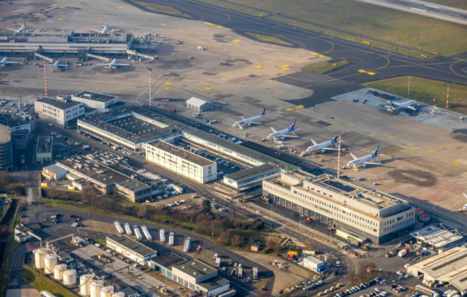 Luftbild, DUS Airport, Flughafen Düsseldorf, Flugzeuge mit Startbahn und Landebahn, Empfangsgebäude und Abfertigungsgebäude, Lohausen, Düsseldorf, Ruhrgebiet, Nordrhein-Westfalen, Deutschland !ACHTUNGxMINDESTHONORARx60xEURO!