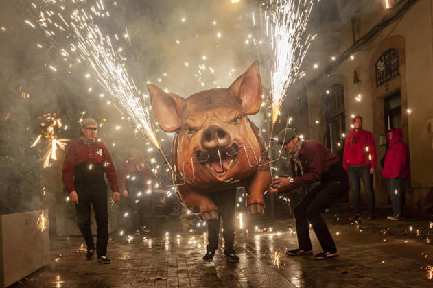 January 24, 2026, Barcelona, Spain: A hellish pig figure, the central character of the celebration, unleashes pyrotechnics through the streets during a correfoc known as La Porkada, held as part of the El Clot neighborhood s winter festival in Barcelona. Correfocs are a traditional Catalan celebration in which participants, often dressed as devils or symbolic figures, run through the streets setting off firecrackers and flares. Barcelona Spain - ZUMAb137 20260124_fap_b137_005 Copyright: xJordixBoixareux