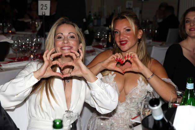 Deutscher Filmball 2026 Evelyn Burdecki (deutsche Reality-TV-Teilnehmerin) und Andrea Kaiser (deutsche Fernsehmoderatorin und Schauspielerin) formen mit ihren Fingern ein Herz im Ballsaal bei der After Show Party. 50. Deutscher Filmball 2026 am 24.01.2026 im Hotel Bayerischer Hof in München. Bayern, Deutschland.
