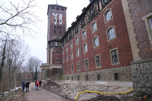 Menschen während einer öffentlichen Besichtigung der sonst nicht zugänglichen Außenflächen am alten Landtagsgebäude auf dem Brauhausberg in Potsdam, 24. Januar 2026. Auf dem Gelände soll ein Campus der Universität Potsdam entstehen. Campus Brauhausberg Potsdam