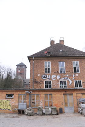 Gebäudeansicht während einer öffentlichen Besichtigung der sonst nicht zugänglichen Außenflächen am alten Landtagsgebäude auf dem Brauhausberg in Potsdam, 24. Januar 2026. Auf dem Gelände soll ein Campus der Universität Potsdam entstehen. Campus Brauhausberg Potsdam