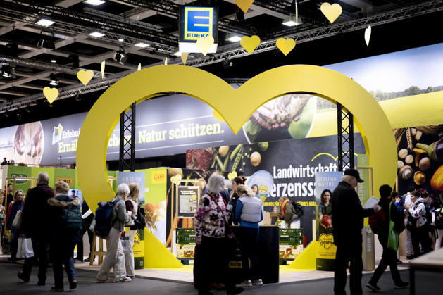 Gruene Woche Berlin DEU, Deutschland, Germany, Berlin, 23.01.2026 Besucher am Stand von Netto und Edeka vor Logo Natur schuetzen Landwirtschaft ist Herzenssache zum Thema Ernaehrungssicherheit und oekologische Landwirtschaft in der Biohalle vom Forum Moderne Landwirtschaft auf der Messe der Internationalen Gruenen Woche unter dem Motto Tradition trifft Zukunftsvisionen Gutes Essen Starkes Land Zukunftsfeste Landwirtschaft 100 Jahre 1926 - 2026 in Berlin Deutschland . Die Internationale Gruene Woche Berlin ist eine internationale Verbrauchermesse und Ausstellung der Ernaehrungswirtschaft Landwirtschaft Gartenbau und fuer landwirtschaftliche Produkte aus aller Welt. Die Messe gibt aktuellen gesellschaftlichen Fragen wie Klimaschutz Kreislaufw