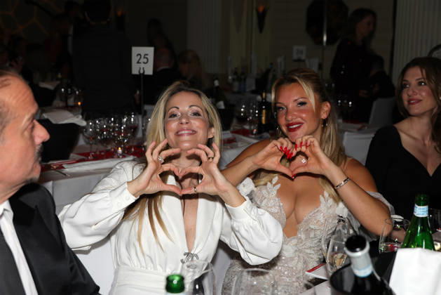 Deutscher Filmball 2026 Evelyn Burdecki (deutsche Reality-TV-Teilnehmerin) und Andrea Kaiser (deutsche Fernsehmoderatorin und Schauspielerin) formen mit ihren Fingern ein Herz im Ballsaal bei der After Show Party. 50. Deutscher Filmball 2026 am 24.01.2026 im Hotel Bayerischer Hof in München. Bayern, Deutschland.