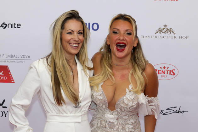 Deutscher Filmball 2026 Evelyn Burdecki (deutsche Reality-TV-Teilnehmerin) und Andrea Kaiser ganz in weiss (deutsche Fernsehmoderatorin und Schauspielerin) auf dem roten Teppich. Deutscher Filmball 2026 am 24.01.2026 im Hotel Bayerischer Hof in München. Bayern, Deutschland.