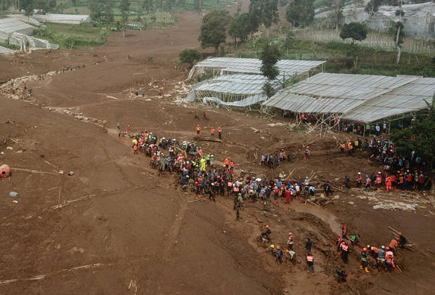 Indonesia landslide death toll climbs to 25 as dozens still missing WEST JAVA, INDONESIA - JANUARY 26 : An aerial view of a landslide that buried dozens of houses and plantations, leaving dozens of victims, that occurred at around 2 a.m. on Saturday (January 24) in Bandung Regency, West Java, Indonesia, photographed on January 26, 2026. The landslide was caused by heavy rain, and landslide activity upstream along the slope formed a natural dam, blocking the flow of water and sediment until it eventually broke, triggering a flow of mud mixed with sand, rocks and wood downstream. As a result, the affected homes were not damaged at the landslide site itself, but by the debris carried downstream through the river channel. Dasril Roszandi Anad Copyright: x2026xAnadoluxDasrilxRoszandix