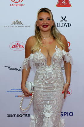Deutscher Filmball 2026 Evelyn Burdecki (deutsche Reality-TV-Teilnehmerin) in einer weissen, schulterfreien und wunderschön bestickten Robe auf dem roten Teppich. Deutscher Filmball 2026 am 24.01.2026 im Hotel Bayerischer Hof in München. Bayern, Deutschland.