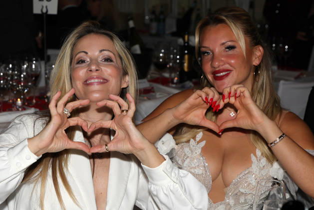Deutscher Filmball 2026 Evelyn Burdecki (deutsche Reality-TV-Teilnehmerin) und Andrea Kaiser (deutsche Fernsehmoderatorin und Schauspielerin) formen mit ihren Fingern ein Herz im Ballsaal bei der After Show Party. 50. Deutscher Filmball 2026 am 24.01.2026 im Hotel Bayerischer Hof in München. Bayern, Deutschland.