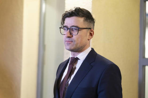 Martin Sellner in Erfurt 26012026 - Martin Sellner spricht vor Beginn einer Veranstaltung im Erfurter Braukeller bei einer spontanen Pressekonferenz mit anwesenden Medienvertretern. Der rechtsextreme Aktivist und Autor aeussert sich im oeffentlichen Raum zu politischen Themen und seiner Rolle innerhalb der Neuen Rechten. Journalisten, Kameras und Mikrofone praegen die Szene. Die Aufnahmen dokumentieren den Versuch medialer Inszenierung sowie die direkte Konfrontation zwischen extrem rechter Ideologie und kritischer Berichterstattung. Erfurt Thueringen Deutschland