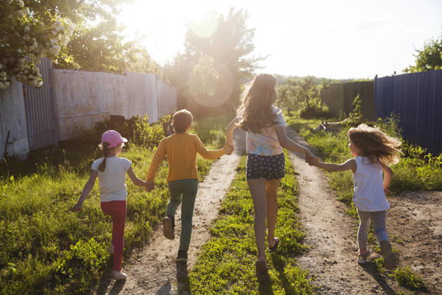 Eine Gruppe von Kindern spielt und verbringt Zeit miteinander in der Natur. Drei Kinder von Freunden laufen durch einen schönen Sommerabend. Internationaler Kindertag a group of kids play and spend time together in nature. three children of friends run through a dear summer evening. International Children s Day (License=RF) ,model released, Symbolfoto Copyright: xZoonar.com UliaxZotaninax 24519199 ,model released, Symbolfoto ,property released
