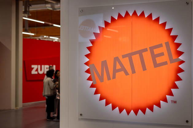 Eröffnungstag der 75. Spielwarenmesse, Nürnberg, 27.01.2026 Beleuchtetes Logo des US-amerikanischen Spielwarenherstellers Mattel am Messestand auf der Spielwarenmesse 2026 in Nürnberg. Mattel gehört zu den führenden Anbietern von Marken wie Barbie, Hot Wheels, Fisher-Price, Uno, Matchbox und Monster High. Nürnberg Messezentrum Bayern Deutschland
