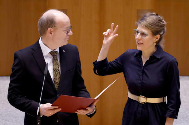 Politikerin Verena Schäffer (Grüne), die neue Ministerin für Kinder, Jugend, Familie, Gleichstellung, Flucht und Integration des Landes NRW, gemeinsam mit Landtagspräsident Andre Kuper (CDU) bei ihrer Vereidigung als neue Ministerin im Landtag von NRW. Düsseldorf, 28.01.2026 NRW Deutschland Copyright: xChristophxHardtx