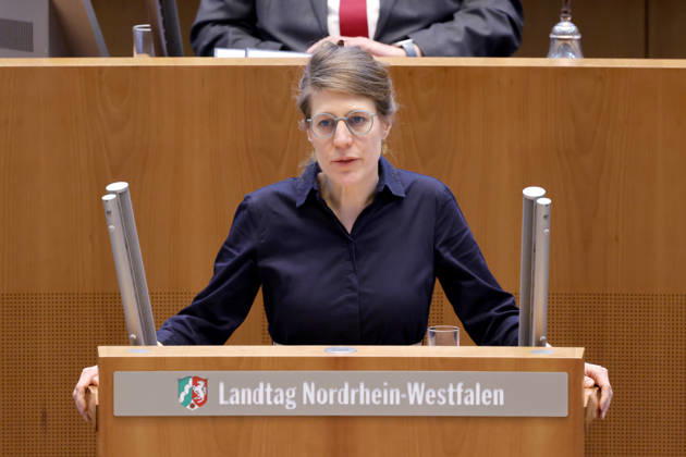 Politikerin Verena Schäffer (Grüne), die neue Ministerin für Kinder, Jugend, Familie, Gleichstellung, Flucht und Integration des Landes NRW, bei ihrer ersten Rede als Ministerin im Landtag von NRW. Düsseldorf, 28.01.2026 NRW Deutschland Copyright: xChristophxHardtx