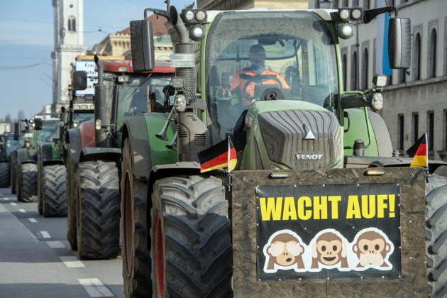 Traktor mit Demoplakat Wacht auf, Bauernprotest gegen fallende Preise, besonders gegen sinkende Milchpreise, Veranstalter Bundesverband Deutscher Milchviehhalter, BDM, Odeonsplatz, München, 28. Januar 2026 Deutschland, München, 28. Januar 2026, Traktor mit Demoplakat Wacht auf, Landwirte aus ganz Bayern fahren mit ihren Traktoren zur Demo am Odeonsplatz, später weiter zur Bayerischen Staatskanzlei, Bauernprotest gegen fallende Preise, besonders gegen niedrige Milchpreise, und politischen Stillstand, Aktivierung des Freiwilligen Lieferverzichts gegen Entschädigung der Bauern, Plan: Bauern liefern weniger Milch, um die Milchmenge auf dem Markt zu reduzieren, die Preise zu stabilisieren, werden dafür vom Staat entschädigt, Bauern fordern