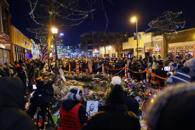People participate in a vigil honoring nurse Alex Pretti, who was shot and killed by federal agents in Minneapolis, Minnesota, 28 January 2026. Tribute to Nurse Alex Pretti in Minneapolis !ACHTUNG: NUR REDAKTIONELLE NUTZUNG!  Copyright: xAdamxBettcherx AME9344 20260129-55019212248_1