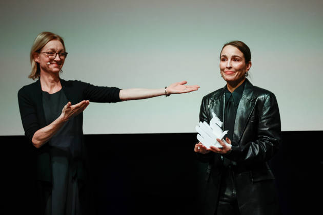 Actress Noomi Rapace receives the Nordic Honorary Dragon Award during the Gothenburg Film Festival from the festival s artistic director Pia Lundberg left in Gothenburg, Sweden, January 28, 2026 GOTHENBURG SWEDEN x9200x  Copyright: xAdamxIhse TTx NOOMI RAPACE GOTHENBURG FILM FESTIVAL VI8lWnAqe5E