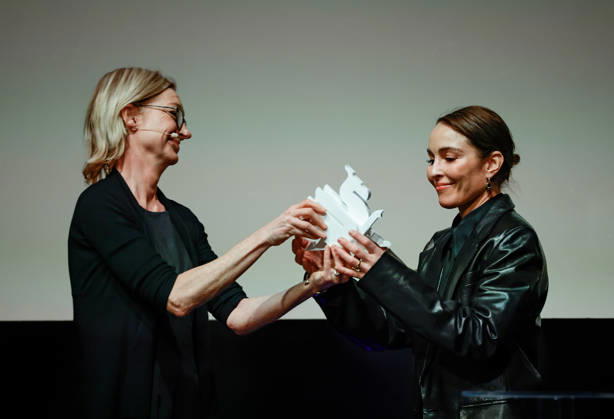 Actress Noomi Rapace receives the Nordic Honorary Dragon Award during the Gothenburg Film Festival from the festival s artistic director Pia Lundberg left in Gothenburg, Sweden, January 28, 2026 GOTHENBURG SWEDEN x9200x  Copyright: xAdamxIhse TTx NOOMI RAPACE GOTHENBURG FILM FESTIVAL X-UEk_MUF48