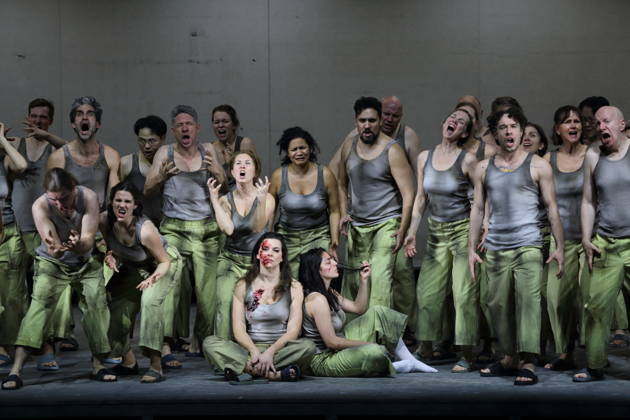 Ambur Braid (als Katerina Lwowna Ismailowa) und Susan Zarrabi (als Sonjetka), v.l., sowie Ensemble während der Fotoprobe für Lady Macbeth von Mzensk in der Komischen Oper im Schillertheater in Berlin, 28. Januar 2026. Oper in vier Akten von Dmitri Schostakowitsch. Musikalische Leitung James Gaffigan. Inszenierung Barrie Kosky. Bühne Rufus Didwiszus. Kostüme Victoria Behr. Premiere ist am 31. Januar 2026. Komische Oper Berlin Lady Macbeth von Mzensk
