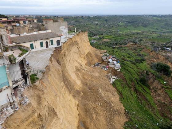 Sicily Landslide Forces Evacuation of 1,500 - Italy Homes teeter on the edge and roadways damaged in the area affected by the landslide in Niscemi. in Italy on January 28, 2026. Photo by Andrea Petrelli IPA ABACAPRESS.COM Niscemi Italy  Copyright: xIPA ABACAx