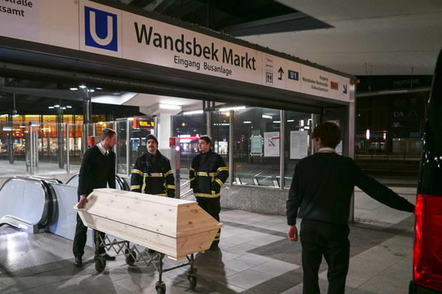 Polizei und Feuerwehr im Einsatz.Zwei Personen von der Hamburger U-Bahn in der Nacht ueberollt und getoetet, am Freitag morgen wurden die beiden beim Zugunfall verstorbenen Personen von einem Bestatter am Bahnhof Wandsbek Markt abgeholt und in die Rechtsmedizin gebracht,Hamburg 30.01.2026 Hamburg Deutschland