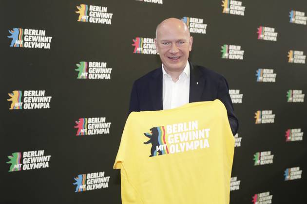 30.01.2026, Stadt Berlin startet Bewerbung um die Olympischen Spiele 2026 2040 beim DOSB, Pressekonferenz im Velodrom in Berlin mit Kai Wegner, Regierender Buergermeister, mit T-Shirt, Slogan Berlin gewinnt mit Olympia, Berlin Deutschland, Germany