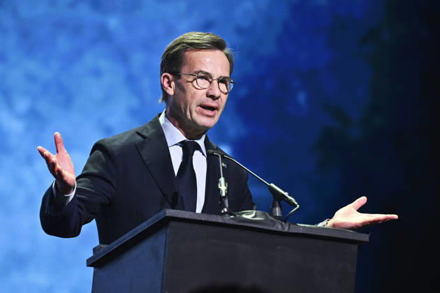 STOCKHOLM, SWEDEN 20260131 Prime Minister Ulf Kristersson M is awarded a diploma and a knotted revolver with a call to create a safe Sweden, during the anti-violence gala Det Räcker , a national gathering for a society without gun violence, at 3Arena on Saturday STOCKHOLM SWEDEN x10090x  Copyright: xClaudioxBresciani TTx DET RÄCKER! - GALA MOT SKJUTVAPENVALD ShcD2a7Loh8