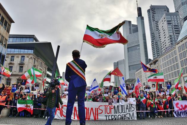 31.1.2026 Iran Protest in Frankfurt Demonstration in Frankfurt gegen das Iranische Regime. An dem Protest nahmen nach Polizeiangaben zwischen 6000 und 8000 Menschen teil. Frankfurt am Main Rathenauplatz Hessen Deutschland
