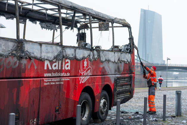 Fußball Mannschaftsbus in Flammen In der Nacht zum 01.02.2026 brannte am Mainufer in Frankfurt-Sachsenhausen ein Reisebus vollständig aus. Es handelte sich um den Mannschaftsbus der U19 des Halleschen FC. Die Feuerwehr löschte den Brand mit vier Strahlrohren und 26 Kräften. Verletzt wurde niemand. Der Verein geht von Brandstiftung aus und zeigte sich in einer Stellungnahme schockiert. Die Polizei hat die Ermittlungen aufgenommen. Frankfurt am Main Sachsenhausen Hessen Deutschland