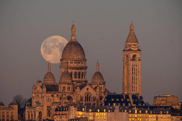 RECORD DATE NOT STATED Full moon in Paris The full snow moon sets behind the Sacré Cœur Basilica in the Montmartre district in Paris, February 2, 2026 Aurelien Morissard MAXPPP PARIS FRANCE  Copyright: xxAurelienxMorissardx xMAXPPPx 3353 3353