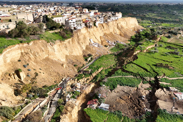 February 2, 2026, Niscemi (Caltanissetta, Rome, Italy: February 2, 2026, Niscemi (Caltanissetta). Another ten meters of erosion in seven days. The landslide advances inland, the collapses continue, and an entire building collapsed two days ago. Niscemi (Caltanissetta Italy  - ZUMAa289 20260202_zia_a289_315 Copyright: xFortunatexSerranox