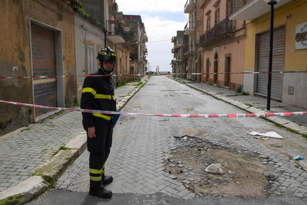 Firefighters continue their work after the 4km landslide. February 2, 2026, Niscemi (Caltanissetta). Another ten meters of erosion in seven days. The landslide is advancing inland, and the collapses continue, with an entire building collapsing two days ago. Firefighters are continuing operations., Credit:FORTUNATE SERRANO Avalon Italy, Niscemi (Caltanissetta)  Copyright: xFORTUNATExSERRANO x xAvalonx 1071502600