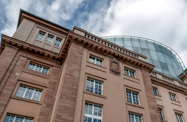 Seitenansicht auf das Staatstheater Mainz Seitenansicht auf das Staatstheater Mainz und das Glashaus, das neben Theateraufführungen auch als Trauort genutzt wird. (License=RF) Copyright: xZoonar.com IngridxRuchx 24558884