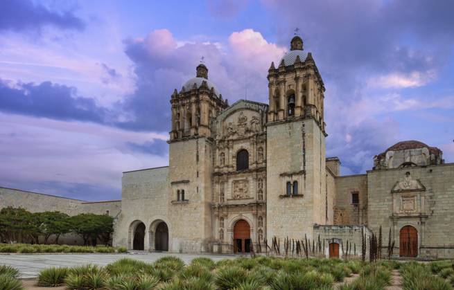 Mexiko, Wahrzeichen Kathedrale Santo Domingo im historischen Stadtzentrum von Oaxaca Mexico, Landmark Santo Domingo Cathedral in historic Oaxaca city center Copyright: imageBROKER elov ibxelo16476871