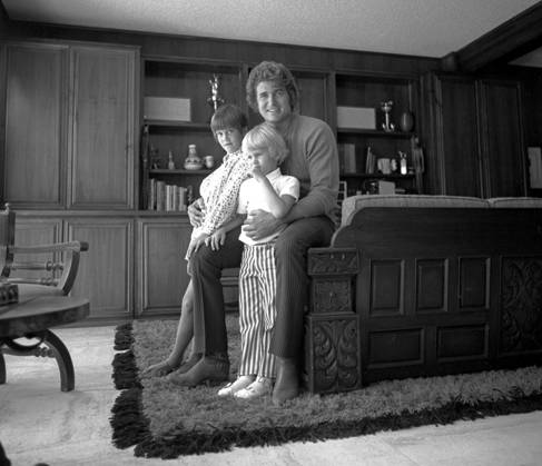 RECORD DATE NOT STATED Michael Landon at home in Stone Canyon with his family, c. 1967 EDITORIAL USE ONLY  Copyright: x