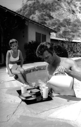 RECORD DATE NOT STATED Clint Eastwood and wife Maggie Johnson at home 1961 EDITORIAL USE ONLY  Copyright: xMichaelxLevinx