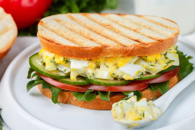 Sandwich mit Eiersalat, Salat, Tomaten, Gurken und Dill. Gourmet-Frühstück. Selektiver Fokus Sandwich mit Eiersalat, Salat, Tomaten, Gurken und Dill. Gourmet-Frühstück. Selektiver Fokus (License=RF) Copyright: xZoonar.com ViktoryxPanchenkox 24577580