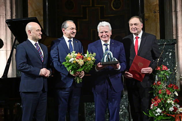 Rafal Gronicz, Octavian Ursu, Joachim Gauck und Willi Xylander bei der Verleihung des Internationalen Brückepreises der Europastadt Görlitz Zgorzelec an Joachim Gauck im Kulturforum Görlitzer Synagoge. Görlitz, 04.02.2026