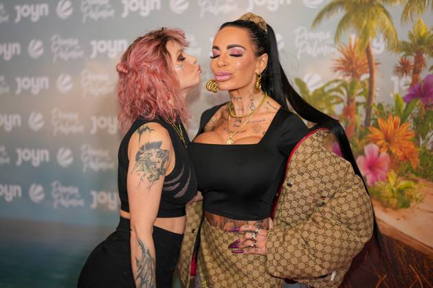 Promis unter Palmen Premiere 2026. Edith Stehfest und Gina-Lisa Lohfink bei der Premiere des Realityformats Promis unter Palmen im CINENOVA Koeln am 04.02.2026. Koeln CINENOVA Nordrhein-Westfalen