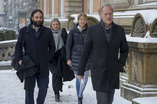 Entertainment Bilder des Tages Gerhard Delling TV Moderator Christina Block Unternehmerin mit ihren Verteidiger Ingo Bott und ihre Verteidigerin Paula Wlodarek die Verteidiger und Angeklagten kommen wie immer zu Fuss zur Verhandlung beim Prozess wegen mutmasslicher Kindesentfuehrung im Landgericht Hamburg Strafjustizgebaeude Entfuehrungsfall der Block Kinder Hamburg Deutschland