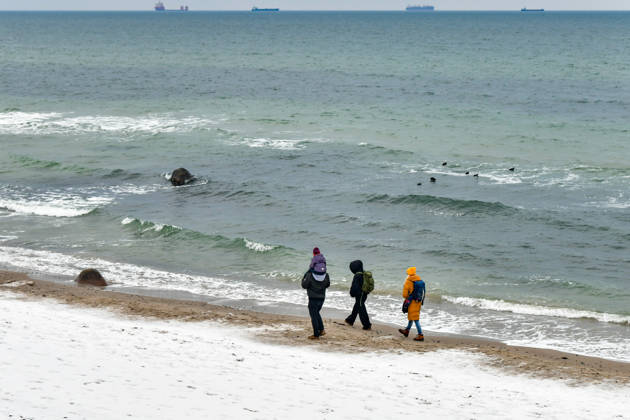 Ostsee im Winter Menschen spazieren am 7.2.26 über den winterlichen Ostseestrand an der Wilhelmshöhe bei Warnemünde. Warnemünde Mecklenburg Vorpommern Deutschland _JK15318