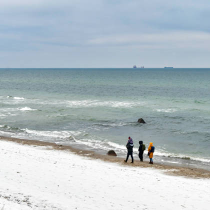 Ostsee im Winter Menschen spazieren am 7.2.26 über den winterlichen Ostseestrand an der Wilhelmshöhe bei Warnemünde. Warnemünde Mecklenburg Vorpommern Deutschland _JK15319