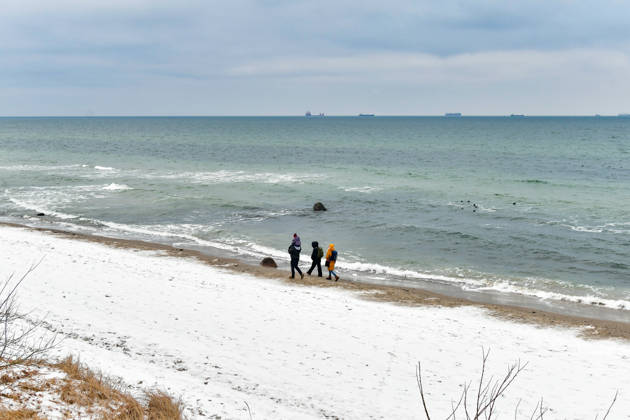 Ostsee im Winter Menschen spazieren am 7.2.26 über den winterlichen Ostseestrand an der Wilhelmshöhe bei Warnemünde. Warnemünde Mecklenburg Vorpommern Deutschland _JK15320