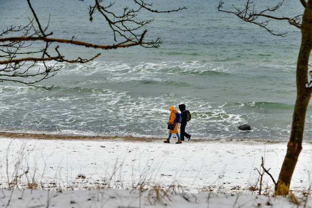 Ostsee im Winter Menschen spazieren am 7.2.26 über den winterlichen Ostseestrand an der Wilhelmshöhe bei Warnemünde. Warnemünde Mecklenburg Vorpommern Deutschland _JK15336